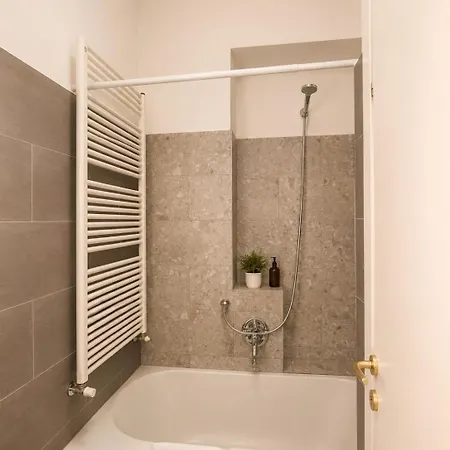 And Quite Flat With 2bdr, 2bath, Self Checkin Connected To Linate And Duomo In 5 Mins Apartman Milánó